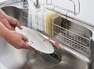 食器などに残った汚れは幅広の段差に向けて流せます。シンクに汚れが戻らないのでお手入れも簡単です。
