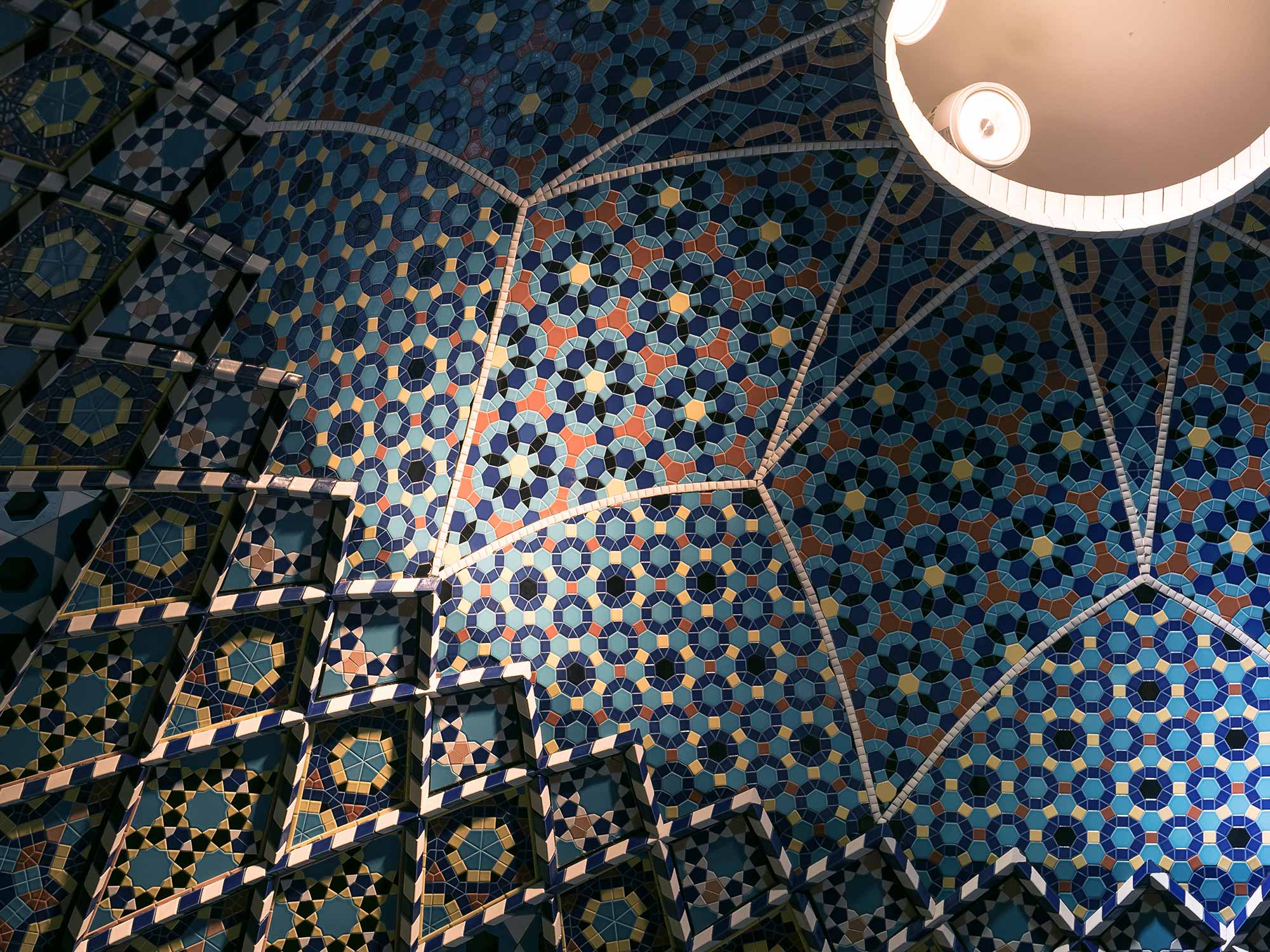 イスラム文化と共に育まれたタイルの魅力 | LIXIL | DESIGNER's TILE 