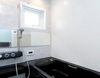 家と調和する浴室。の写真