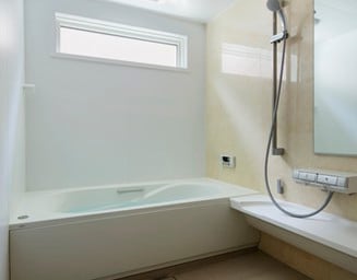 浴室は窓位置を高くして視線に配慮。の写真