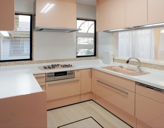 ピンクと白のキッチン。の写真