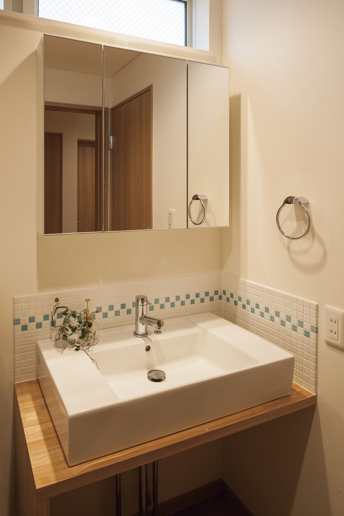 Lixil リフォーム 洗面化粧室リフォーム シンプルで少し可愛い洗面です 神奈川県横浜市 Y様邸